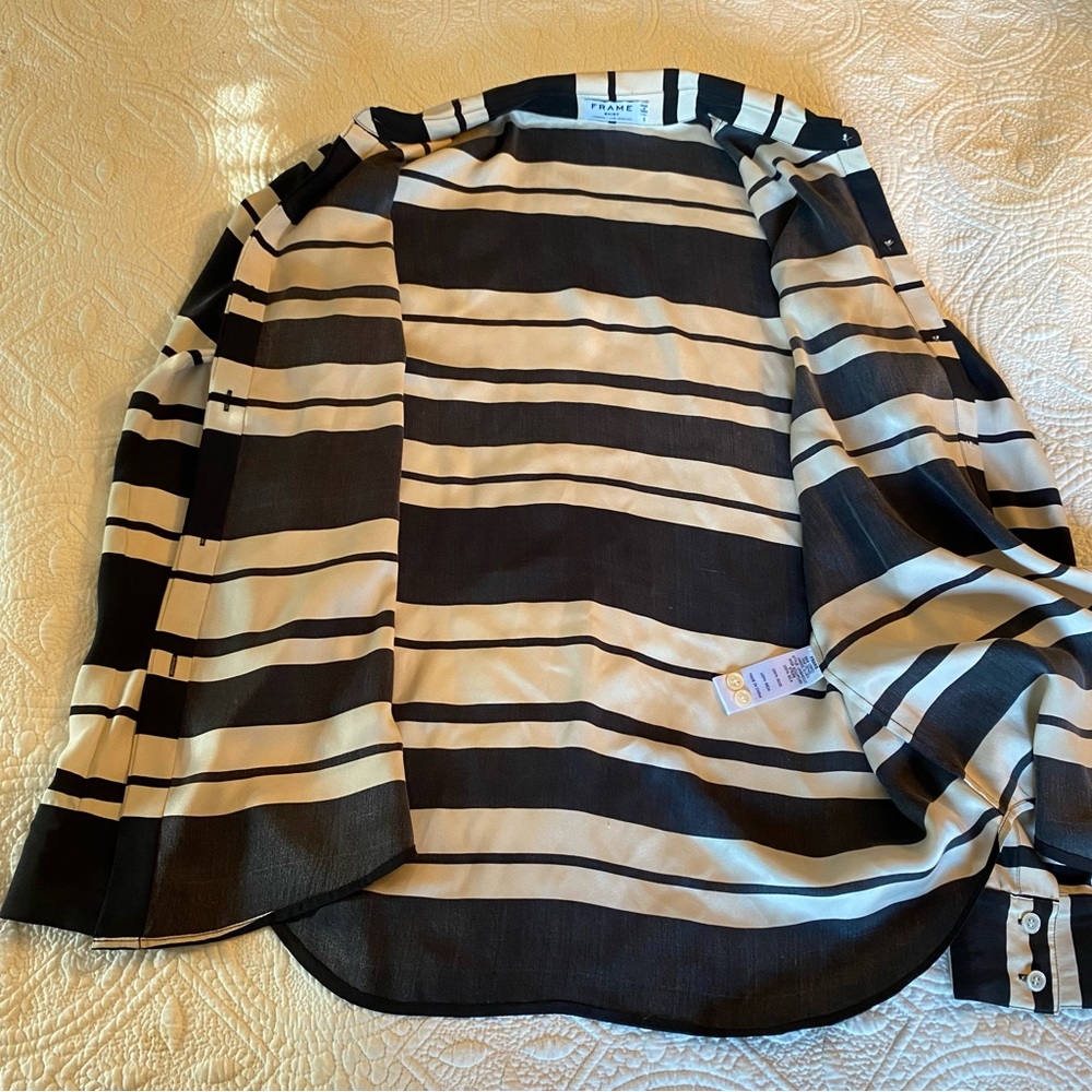 FRAME Denim Le Essential Blouse in Noir Sculpture Stripe 100% Silk s.S NWOT - Picture 4 of 10
